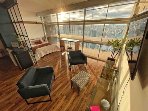 Sala de estar com vista para o skyline da cidade