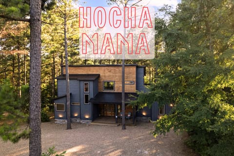 Exterior Retreat: Modern design nestled in nature, perfect for your peaceful escape in Broken Bow!