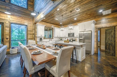 Gourmet Kitchen: Whip up meals in style with modern appliances and scenic woodland views!