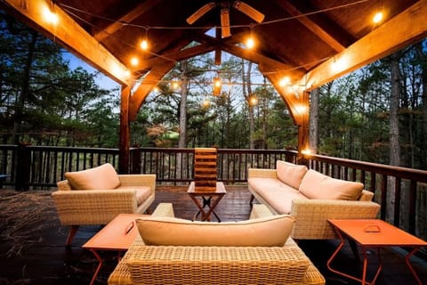 Outdoor Lounge: Unwind under twinkling lights surrounded by nature's beauty in Broken Bow!
