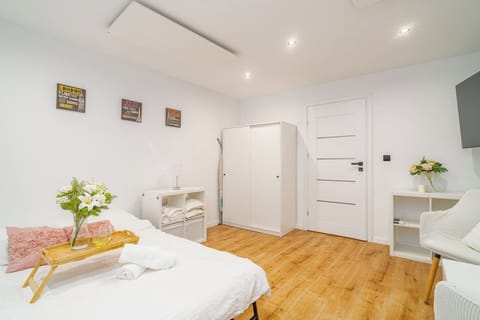 First Bedroom with Queen Bed, Smart TV and A/C | Book Now with RENTUJEMY.COM