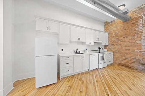 Full-size fridge, oven, stovetop, dishwasher