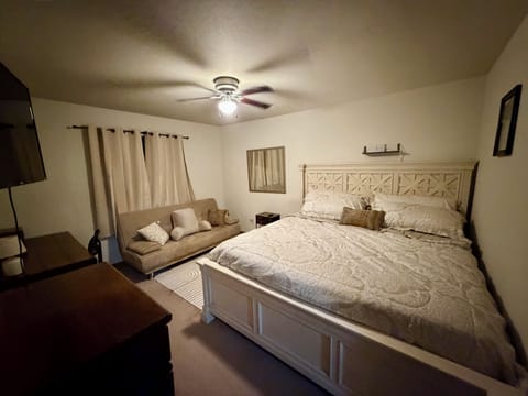 King Suite/with private bathroom