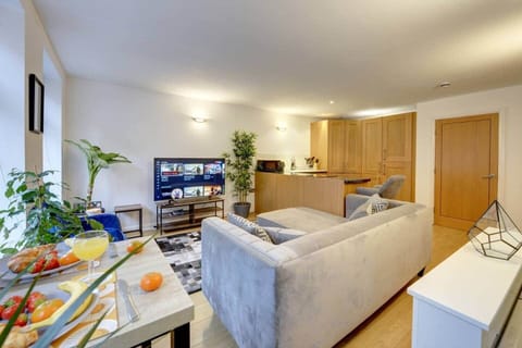 The lounge boasts a stunning and thoughtfully crafted design that seamlessly blends style and comfort. Every element, from the choice of furniture to the colour scheme, exudes a sophisticated ambiance that invites tranquility and serenity.