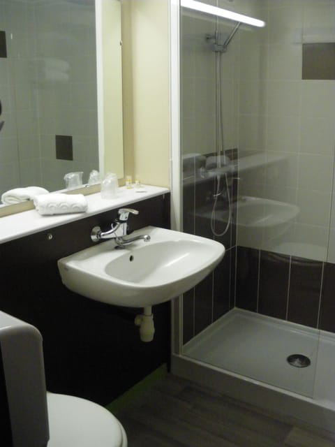 Shower, free toiletries, hair dryer, towels