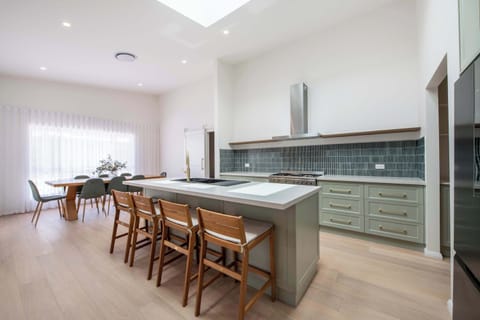 Kitchen + Coffee Machine + Breakfast Bar/Stools