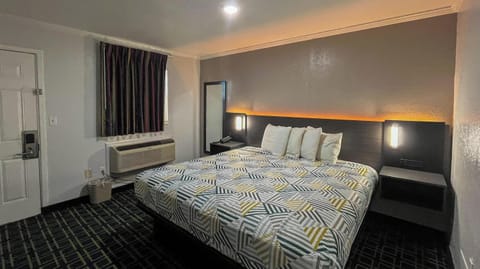 Desk, iron/ironing board, WiFi (free), bed sheets