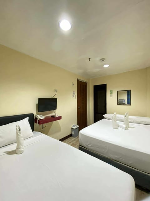 Family Room | Desk, free WiFi