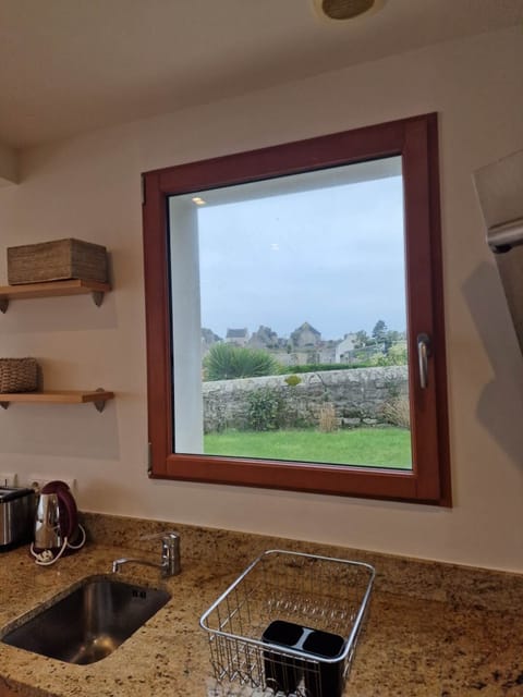 Maison Ile de Batz vue mer cuisine