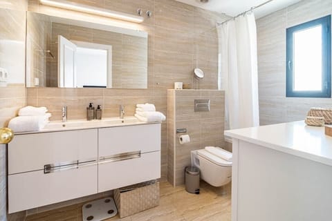 Studio (3 Bedrooms) | Interior