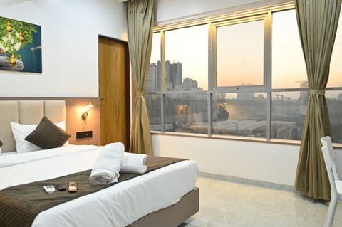 Comfort Studio Suite, City View | Desk, laptop workspace, iron/ironing board, free WiFi