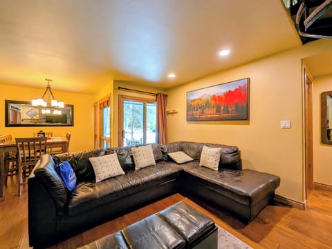 Unwind in your spacious open-plan living area with plush leather seating and charming mountain décor that perfectly captures the alpine spirit.