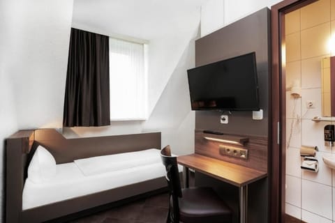 Basic Single Room | Desk, WiFi (free)