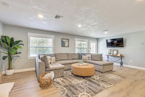 Steinhatchee Vacation Rental | 2BR | 1BA | Step-Free Access | 1,200 Sq Ft