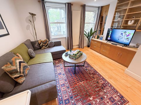 Living room w/ smart tv & double sofa bed | Paddington, Little Venice, Hyde Park