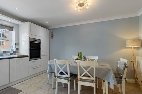 Dining area in the fully equipped kitchen