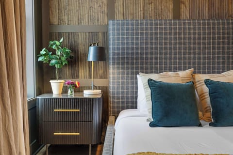 Bedroom 2: Queen Bed + Smart TV