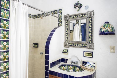 Standard Room, 1 King Bed | Bathroom | Shower, free toiletries, towels