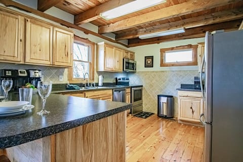 House, Multiple Beds, Pool Access, Mountain View (8 Br: South Westridge 047) | Private kitchen