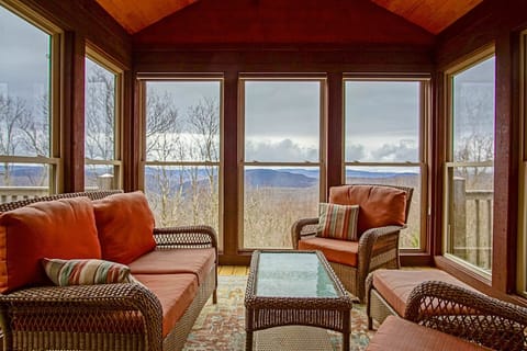 House, Multiple Beds, Pool Access, Mountain View (4 Br: N. Westridge Rd. 32) | Living area