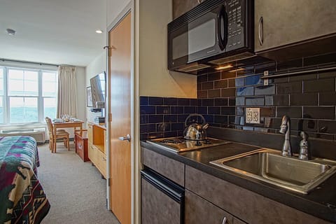 Studio, 1 King Bed with Sofa bed, Pool Access, Mountain View (Expedition Station #306: Slope Side) | Private kitchen