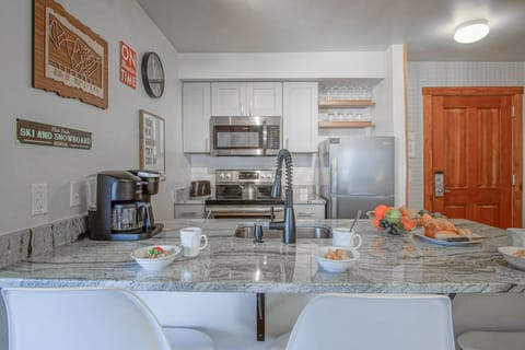 Condo, Multiple Beds, Hot Tub, Mountain View (1 Br: Rimfire 342) | Private kitchen