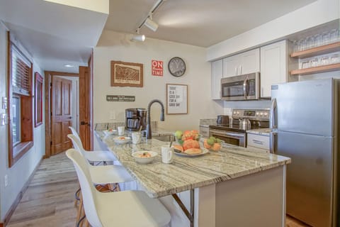 Condo, Multiple Beds, Hot Tub, Mountain View (1 Br: Rimfire 342) | Private kitchen