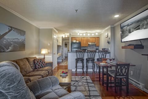 Condo, Multiple Beds, Hot Tub, Mountain View (1 Br: Snowcrest 210B) | Living area