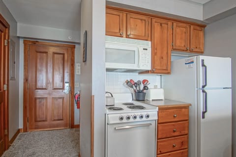 Condo, 1 Queen Bed with Sofa bed, Pool Access, Mountain View (1 Br Studio: Rimfire 406) | Private kitchen