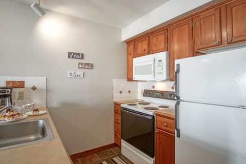 Condo, 1 Queen Bed with Sofa bed, Hot Tub, Mountain View (1 Br: Rimfire 322) | Private kitchen