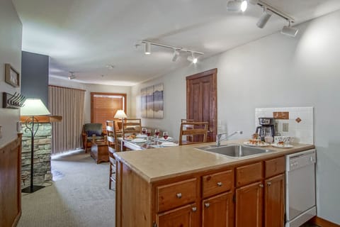 Condo, 1 Queen Bed with Sofa bed, Hot Tub, Mountain View (1 Br: Rimfire 322) | Interior
