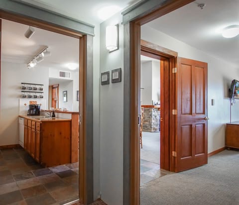 Condo, Multiple Beds, Hot Tub, Mountain View (2 Br: Rimfire 351-352) | Interior