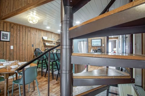 House, Multiple Beds, Patio, Mountain View (2 Br: Wabasso 5) | 2 bedrooms, individually decorated, individually furnished, bed sheets