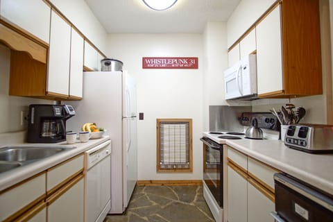 Condo, Multiple Beds, Pool Access, Mountain View (2 Br: Whistlepunk 31) | Private kitchen