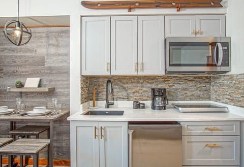 Condo, 1 King Bed with Sofa bed, Hot Tub, Mountain View (1 Br Junior Studio: Rimfire 421) | Private kitchen