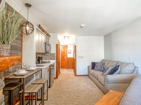 Condo, 1 King Bed with Sofa bed, Hot Tub, Mountain View (1 Br Junior Studio: Rimfire 421) | Living area