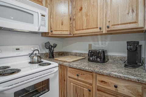 Condo, Multiple Beds, Balcony, Mountain View (3 Br: Summit 307 D) | Private kitchen
