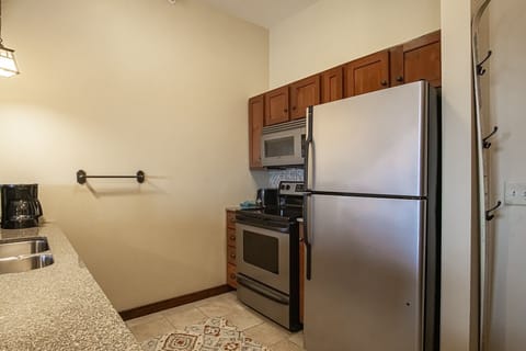 Condo, 1 Queen Bed with Sofa bed, Hot Tub, Mountain View (1 Br Studio: Soaring Eagle 414) | Private kitchen