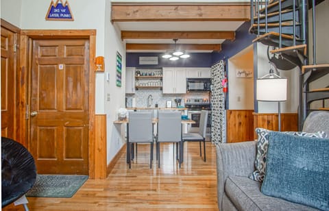 Condo, Multiple Beds, Fireplace, Mountain View (1 Br Plus Loft : Whistlepunk 44) | Interior