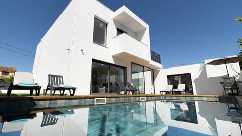Sleek modern architecture meets summer bliss—enjoy private poolside lounging under Aroeira’s sunny skies.
#PrivatePool #ModernVilla #AroeiraRetreat #Portugal #PT #Aroeira