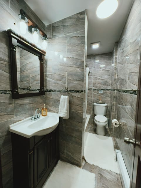 Bathroom with bathtub 