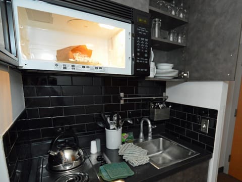 Apartment, 1 King Bed with Sofa bed, Pool Access (1 Br Junior Studio: Expedition Statio) | Private kitchen