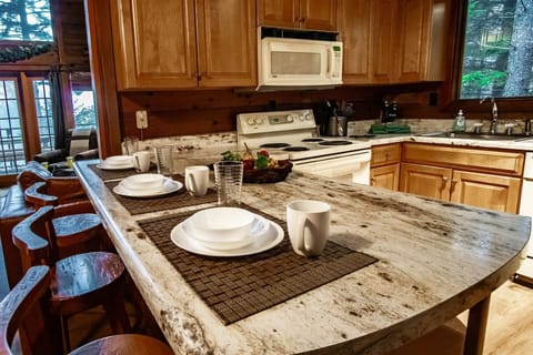 House, Multiple Beds, Hot Tub, Mountain View (6 Br: North Westridge Rd. 111) | Private kitchen