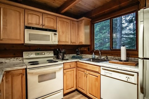 House, Multiple Beds, Hot Tub, Mountain View (6 Br: North Westridge Rd. 111) | Private kitchen