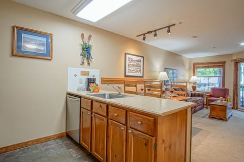 Condo, 1 Queen Bed with Sofa bed, Hot Tub, Mountain View (1 Br: Rimfire 160) | Interior