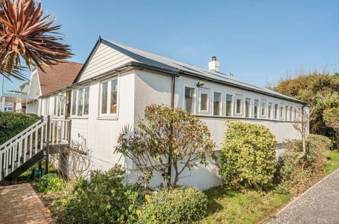 Unique Railway Carriage Home on Selsey Seafront – Sleeps 7, 5 Bedrooms Cottage in Selsey