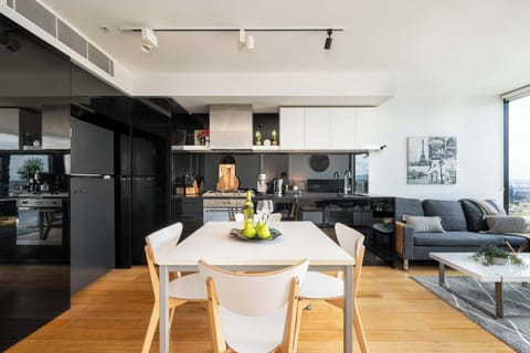Fully equipped kitchen with dining table for four people