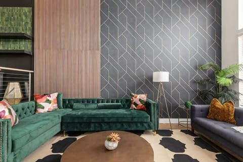 Townhouse: Luxurious recessed living space