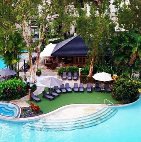 3 outdoor pools, free cabanas, pool umbrellas