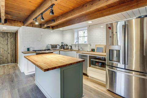 Kitchen | Trash Bags/Paper Towels | Main Floor